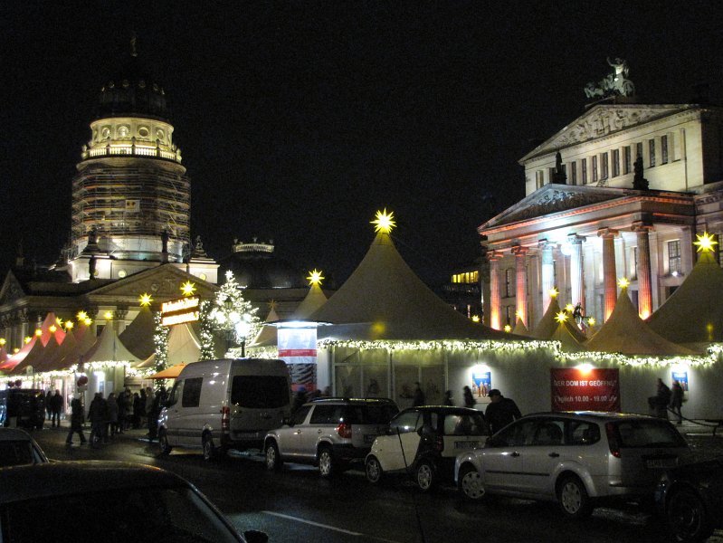 kerstsfeer gendarmenmarkt.jpg - Aan de voet van het Konzerthaus Berlin vinden we de laatste kerstmarkt waar we even gaan kijken.
